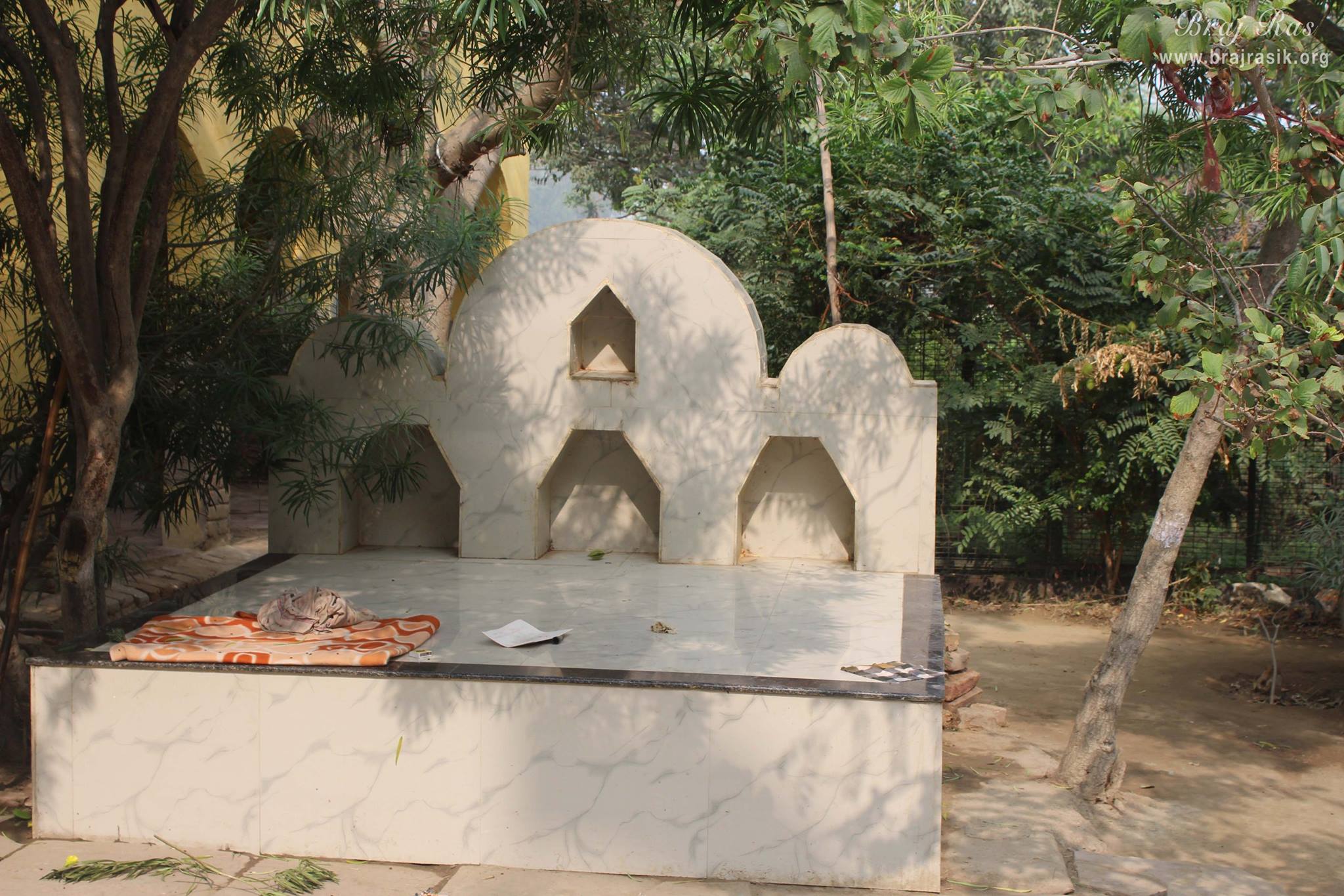 A seating dais at Aaseshwar Mahadev, Nandgaon