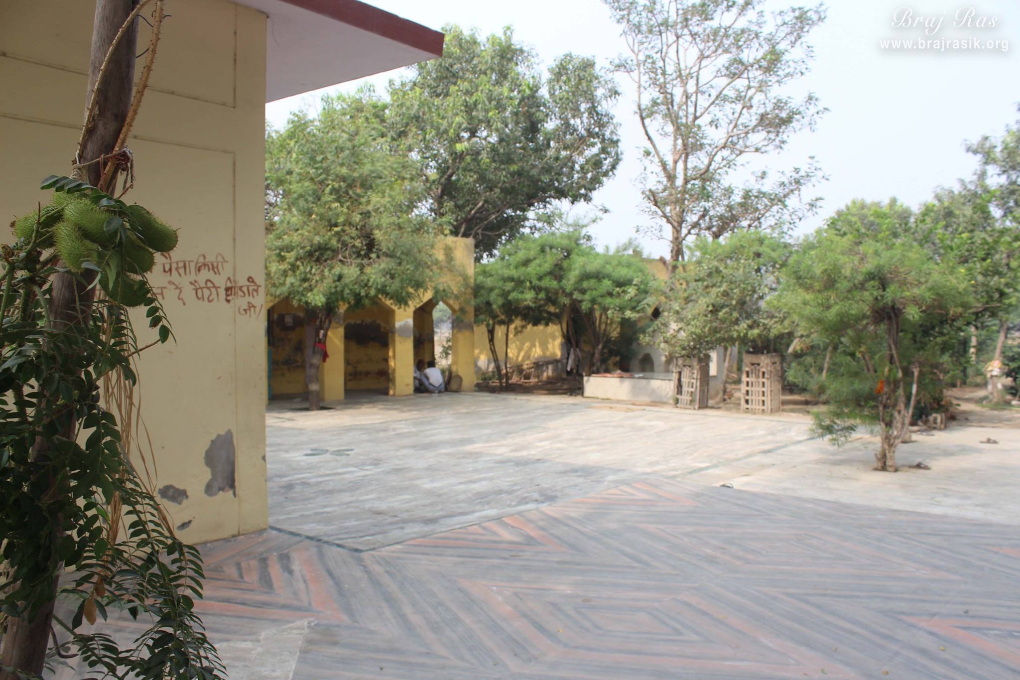Outside surroundings of Aaseshwar Mahadev, Nandgaon