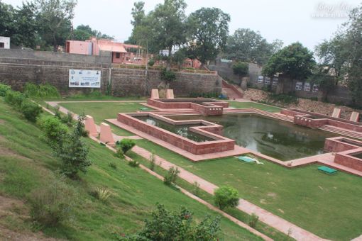 Cross view of Rudra or Rudr Kunda (Rudana Kund) - Braj