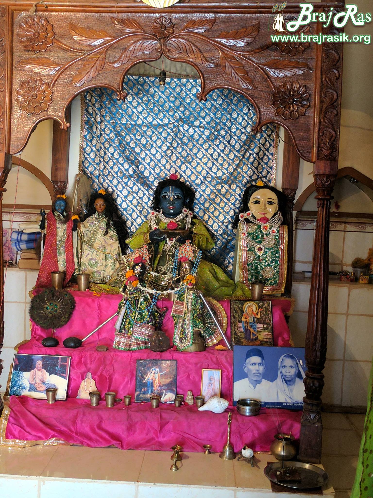 Close Darshan of Dieties at Uddhav Temple, Kusum Sarovar