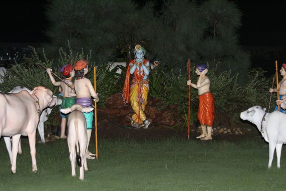 प्रेम मंदिर, वृंदावन में बरसात के क्षणों में अपने सखाओं के साथ श्री कृष्ण के दर्शन