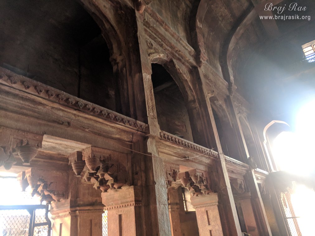 पुराने राधा वल्लभ मंदिर, वृंदावन के अंदर लाल पत्थर से बनी प्राचीन दीवारें और स्तंभ