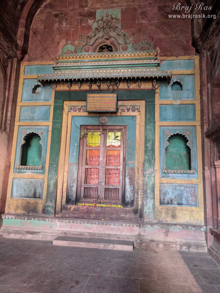 पुराने राधा वल्लभ मंदिर, वृंदावन के पट का सुन्दर दृश्य