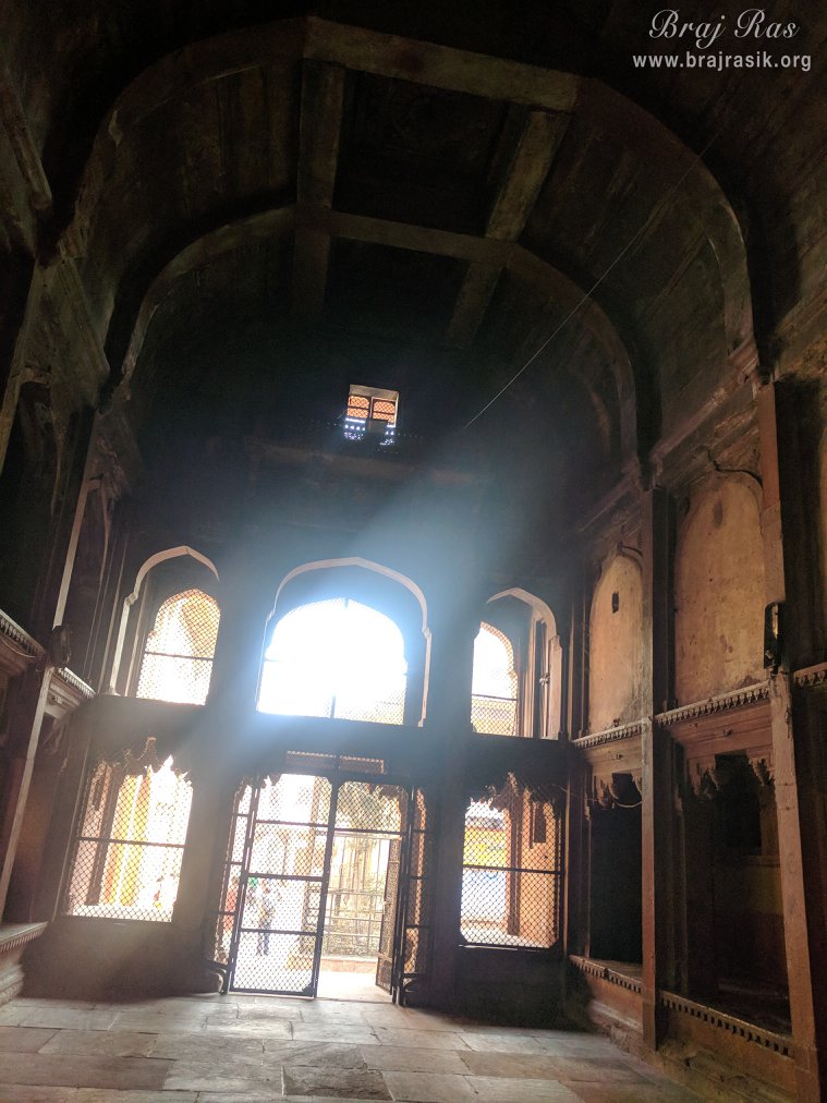 पुराने राधा वल्लभ मंदिर, वृंदावन के अंदर का दृश्य