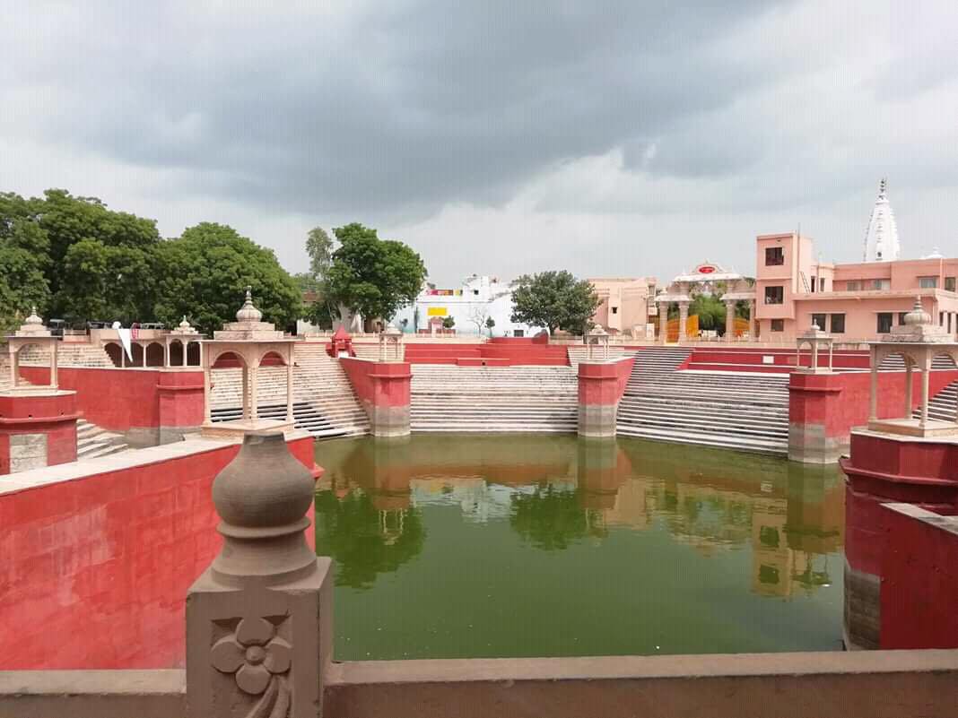 प्रेम सरोवर, बरसाना का सुन्दर दृश्य