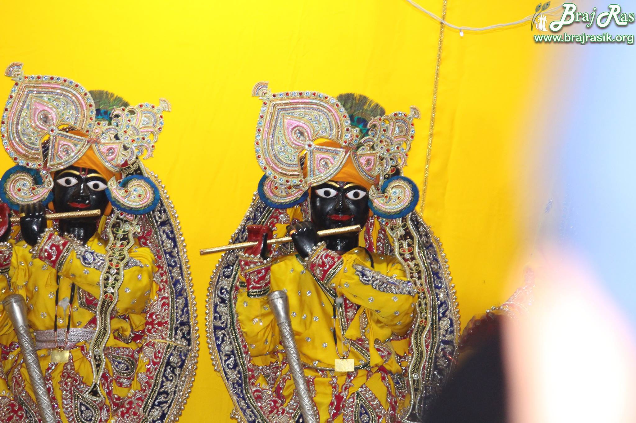 नंदगांव के मंदिर में श्री कृष्ण बलराम के दर्शन