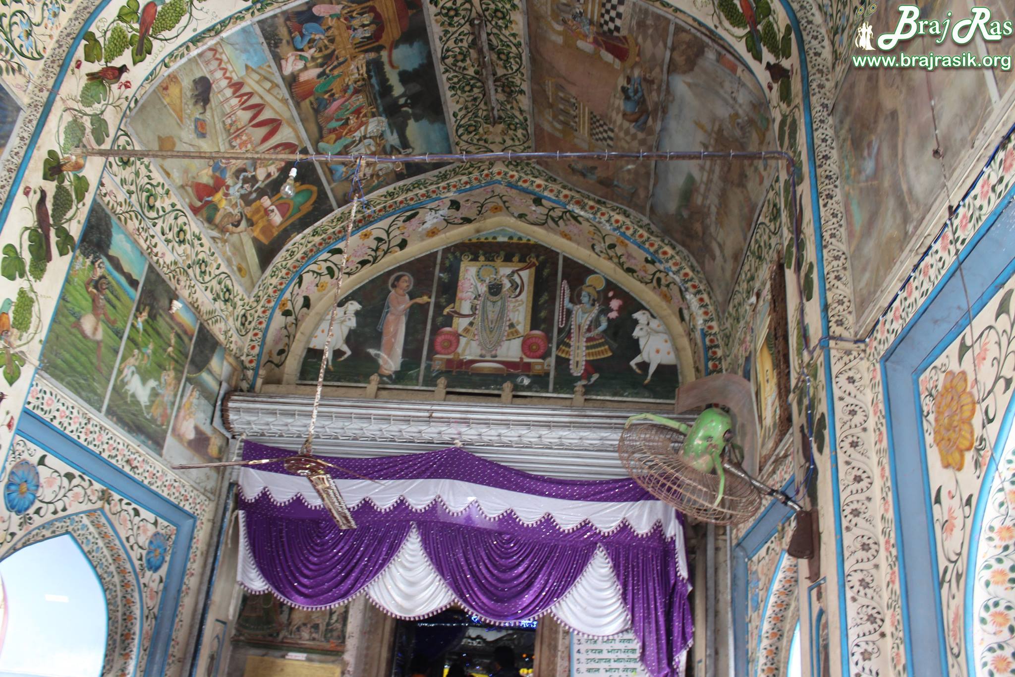 नंदगांव में मंदिर की दीवार के चारों ओर दिव्य लीलाओं को दर्शाता चित्र