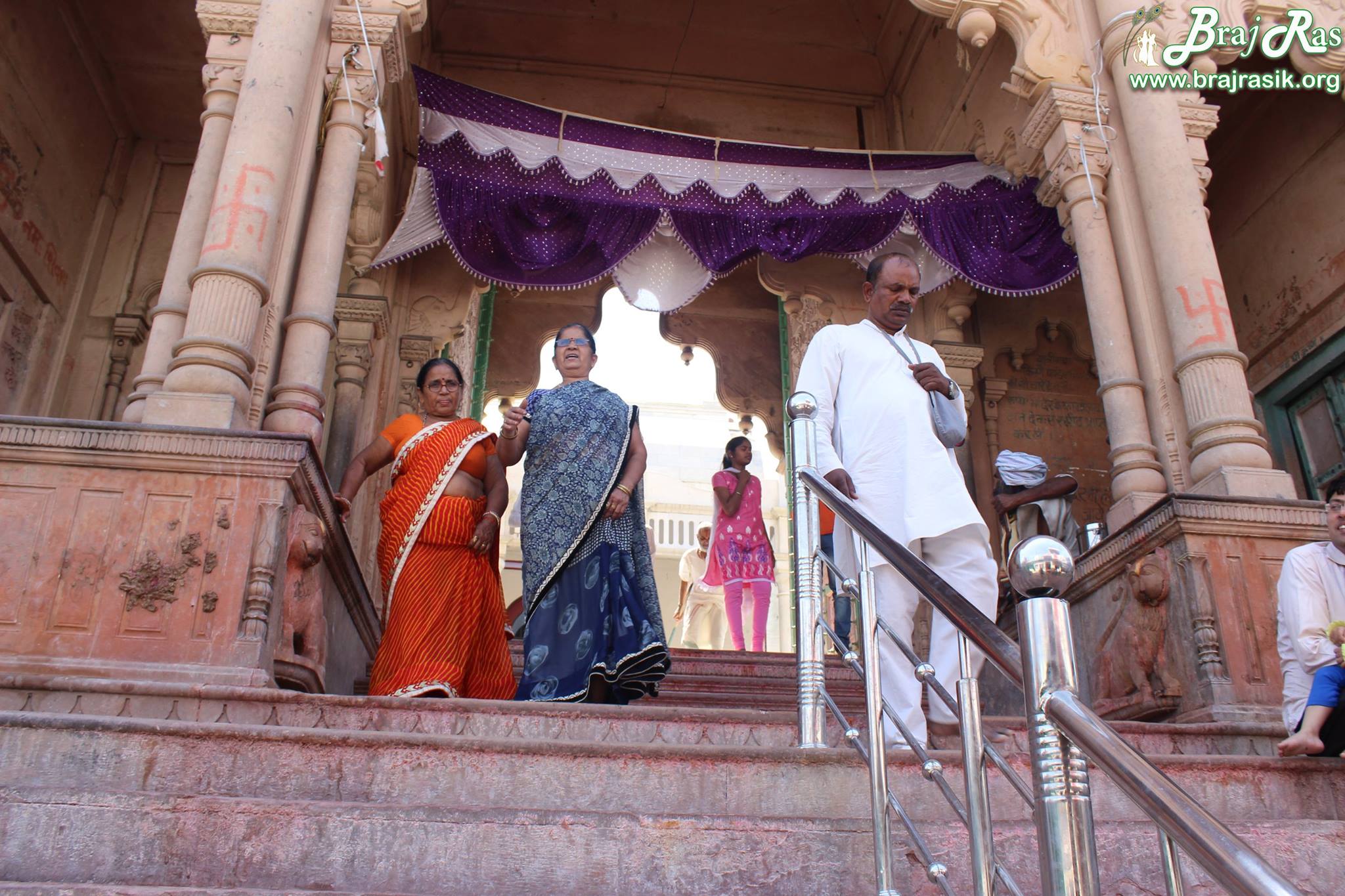 नंदगांव में मंदिर की सीढ़ियों पर भक्तगण 