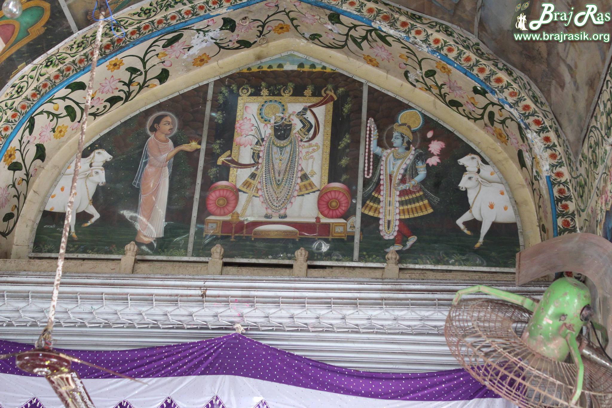 नंदगांव में मंदिर की दीवार पर श्रीनाथ जी और महाप्रभु वल्लभाचार्य का चित्र 