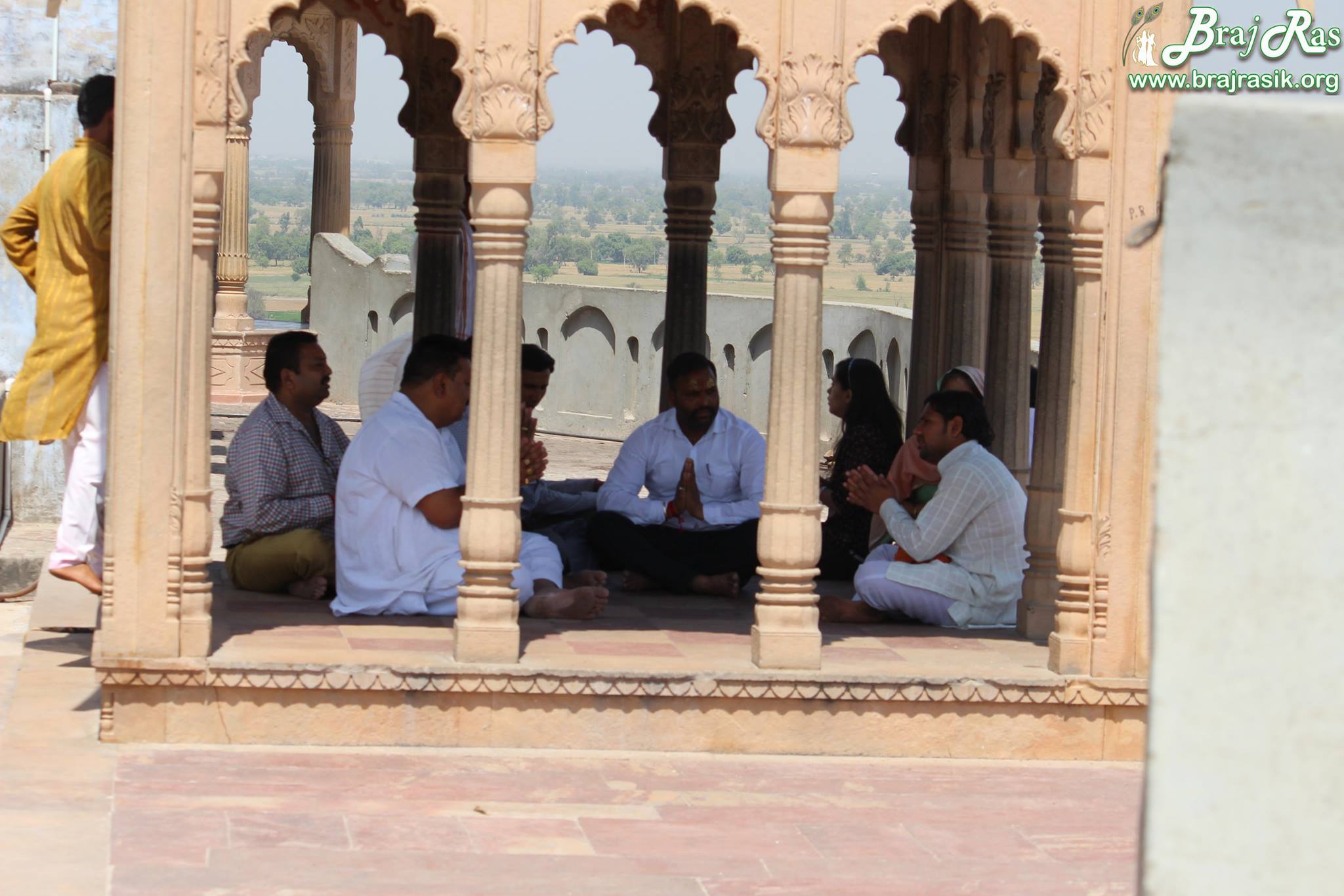 नंदगांव के मंदिर में संकीर्तन करते श्रद्धालु