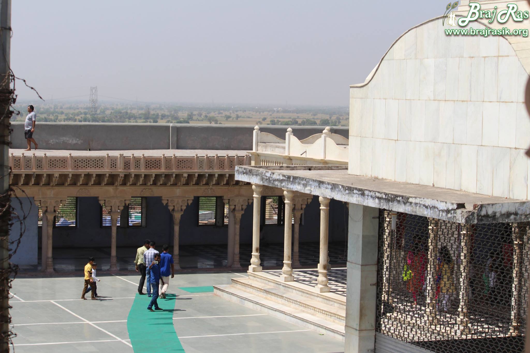 नंदगांव में ऊपर से मंदिर क्षेत्र का दृश्य