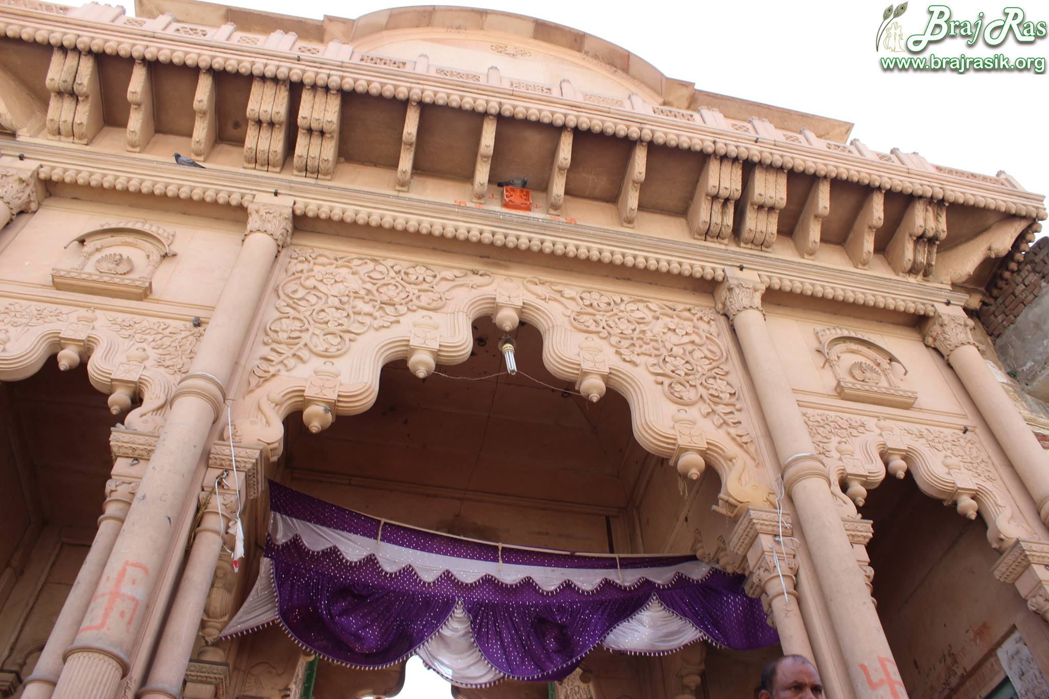 नंदगांव में मंदिर के प्रवेश द्वार का एक भव्य दृश्य