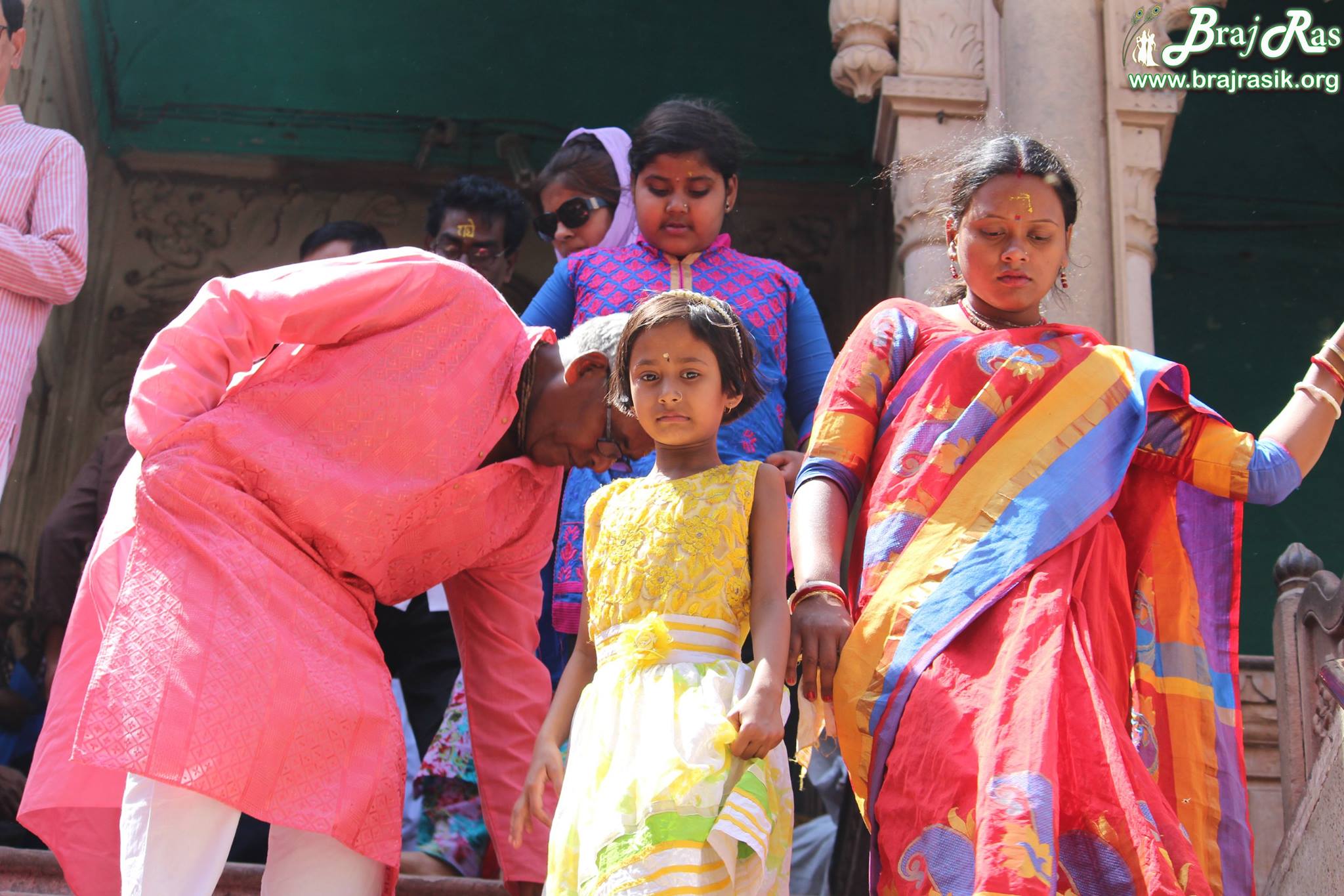 नंदगांव में मंदिर से बाहर निकलते श्रद्धालुओं का दृश्य