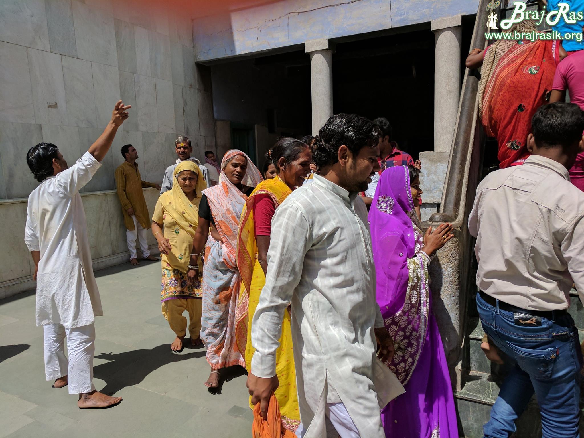 नंदगांव के मंदिर में दर्शन करने जा रहे श्रद्धालु
