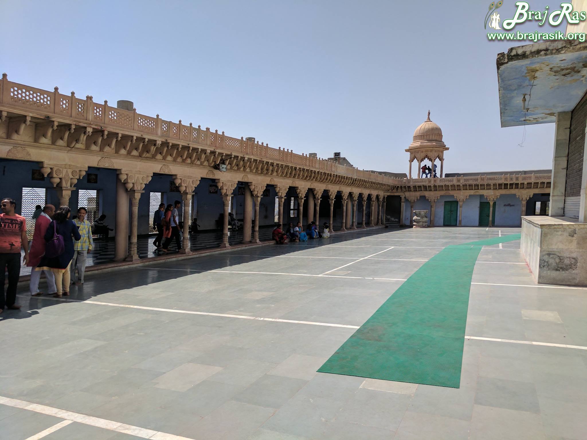 नंदगांव में मंदिर क्षेत्र का एक भव्य दृश्य