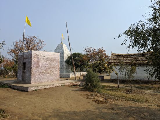 उद्धव क्यारी, नंदगांव में पीछे से उद्धव मंदिर का दृश्य