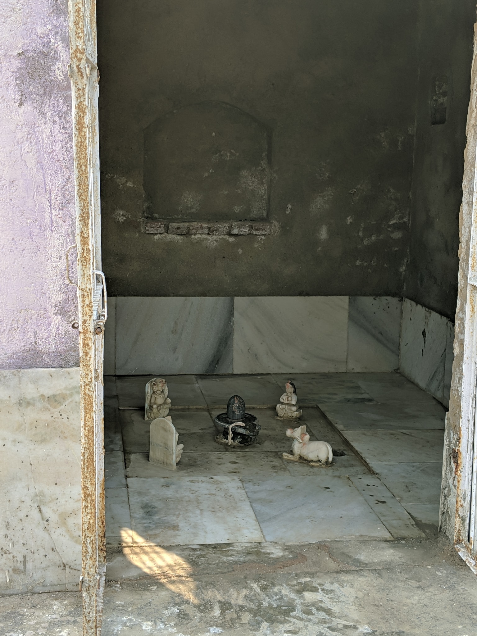 उद्धव क्यारी, नंदगांव में एक शिव मंदिर का दृश्य