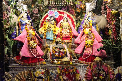 Diety darshan at Munger Raj Mandir, Vrindavan