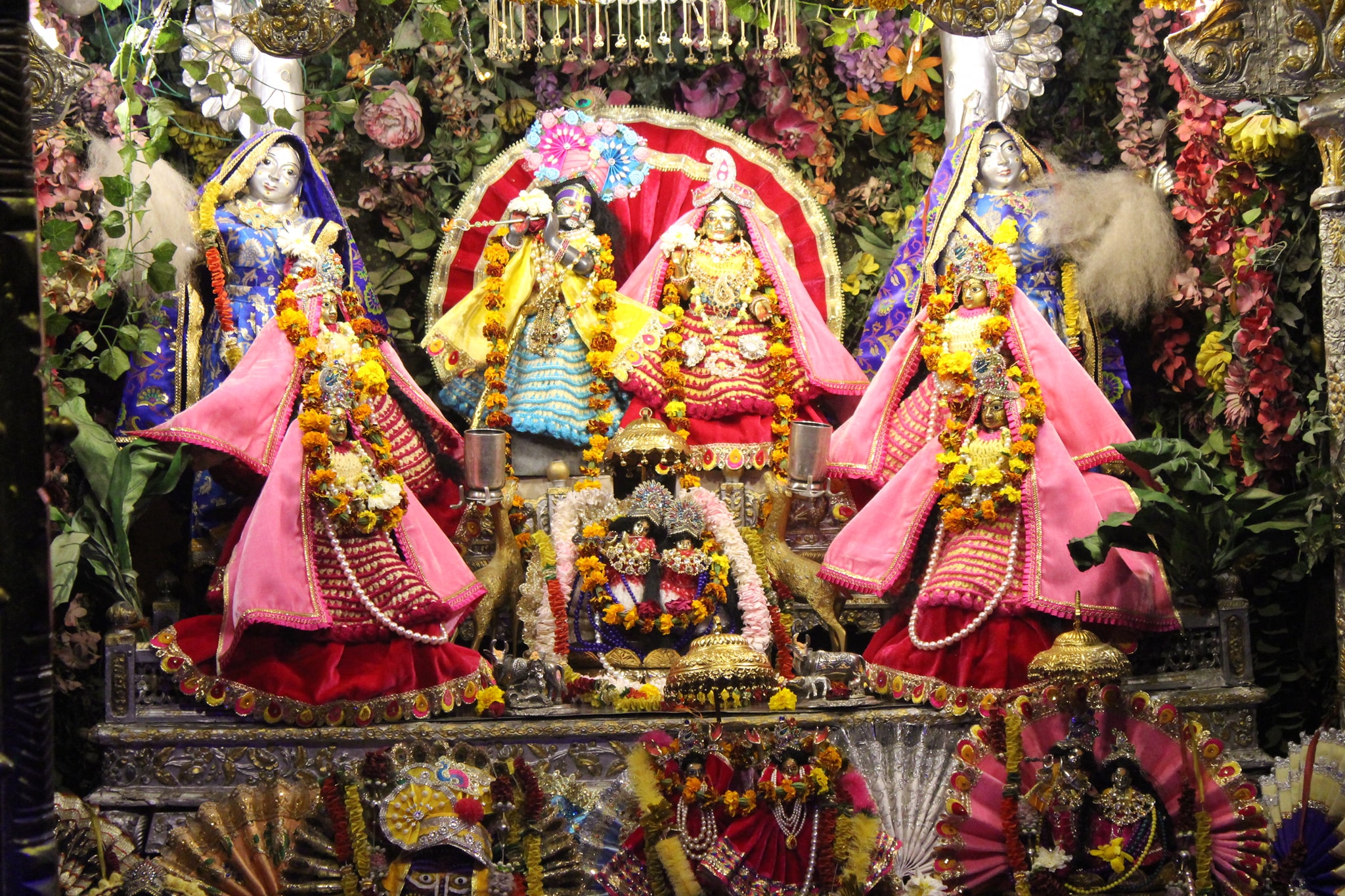 Diety darshan at Munger Raj Mandir, Vrindavan