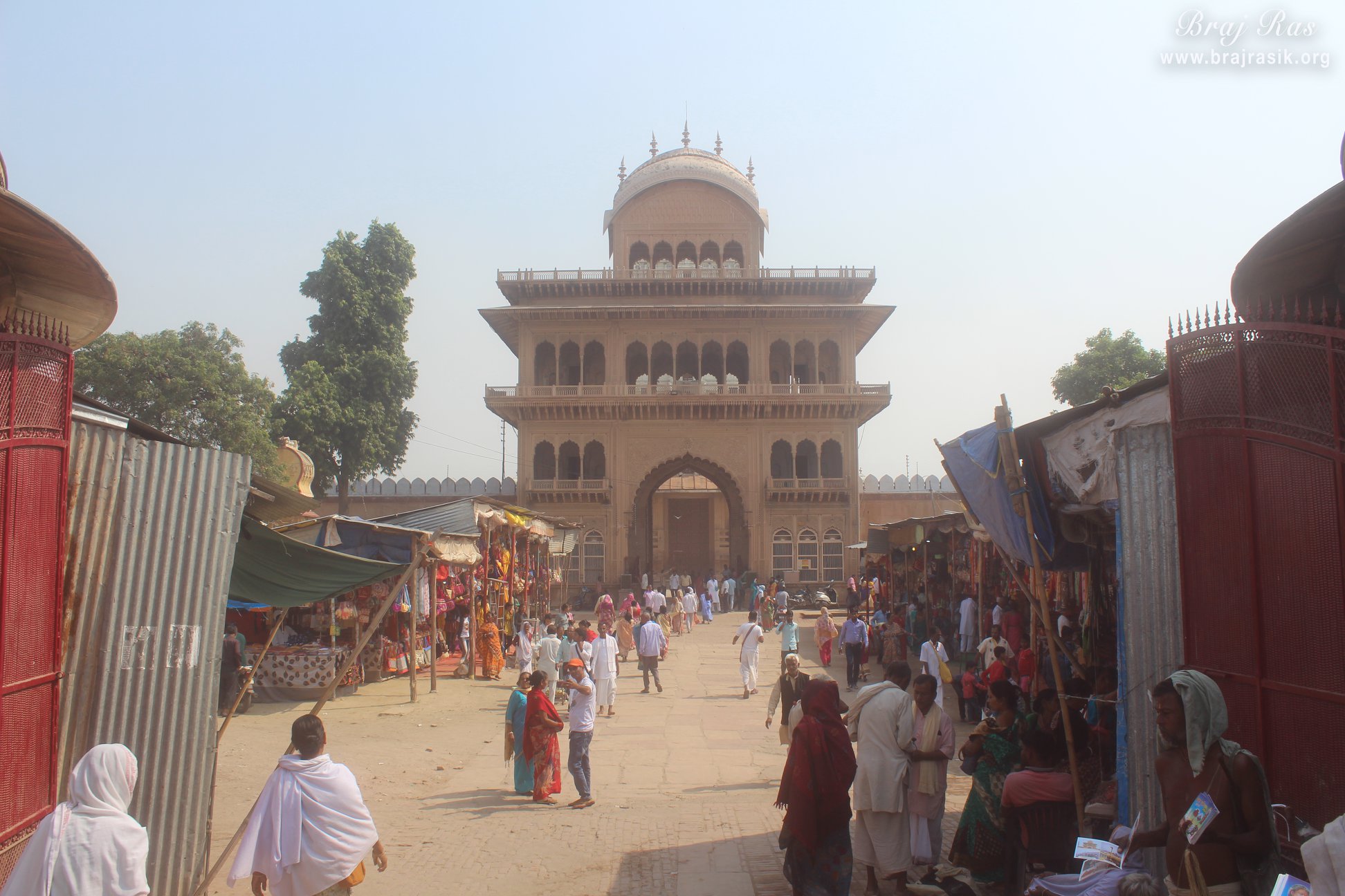 श्री रंगजी मंदिर, वृंदावन के प्रवेश द्वार का दृश्य