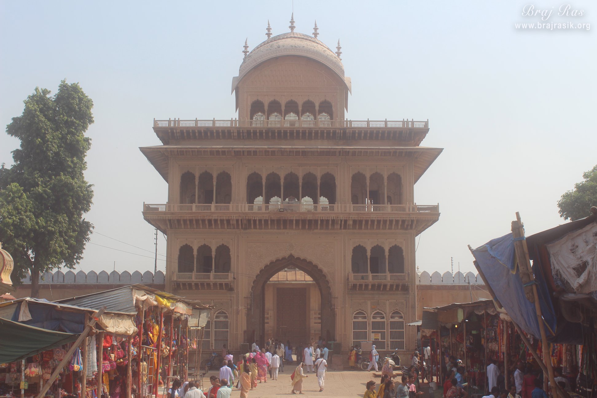 श्री रंगजी मंदिर, वृंदावन के प्रवेश द्वार का निकट का दृश्य