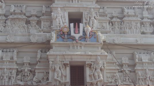 Symbol of Vaishnavism (Counch shell, Mace, Urddhva Pundra Tilak) at Shri Rangji Mandir, Vrindavan