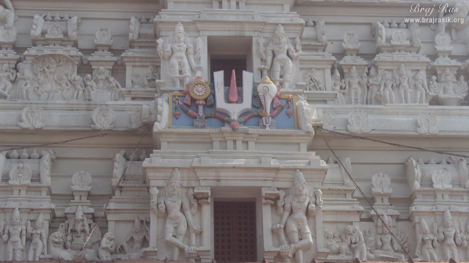 Symbol of Vaishnavism (Counch shell, Mace, Urddhva Pundra Tilak) at Shri Rangji Mandir, Vrindavan