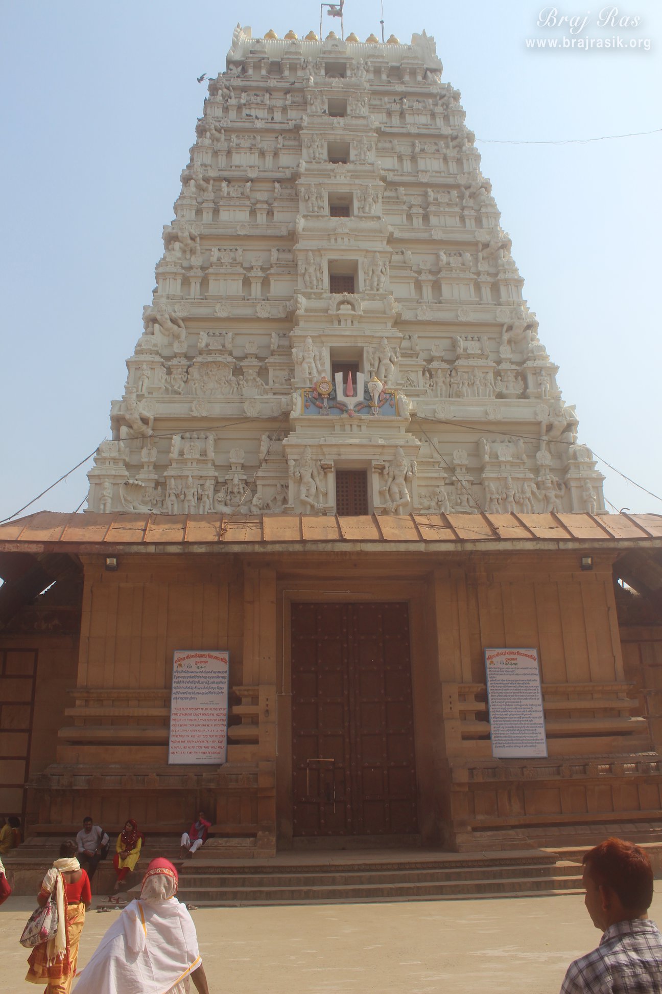 श्री रंगजी मंदिर, वृंदावन में मंदिर के प्रवेश द्वार के अंदर का दृश्य
