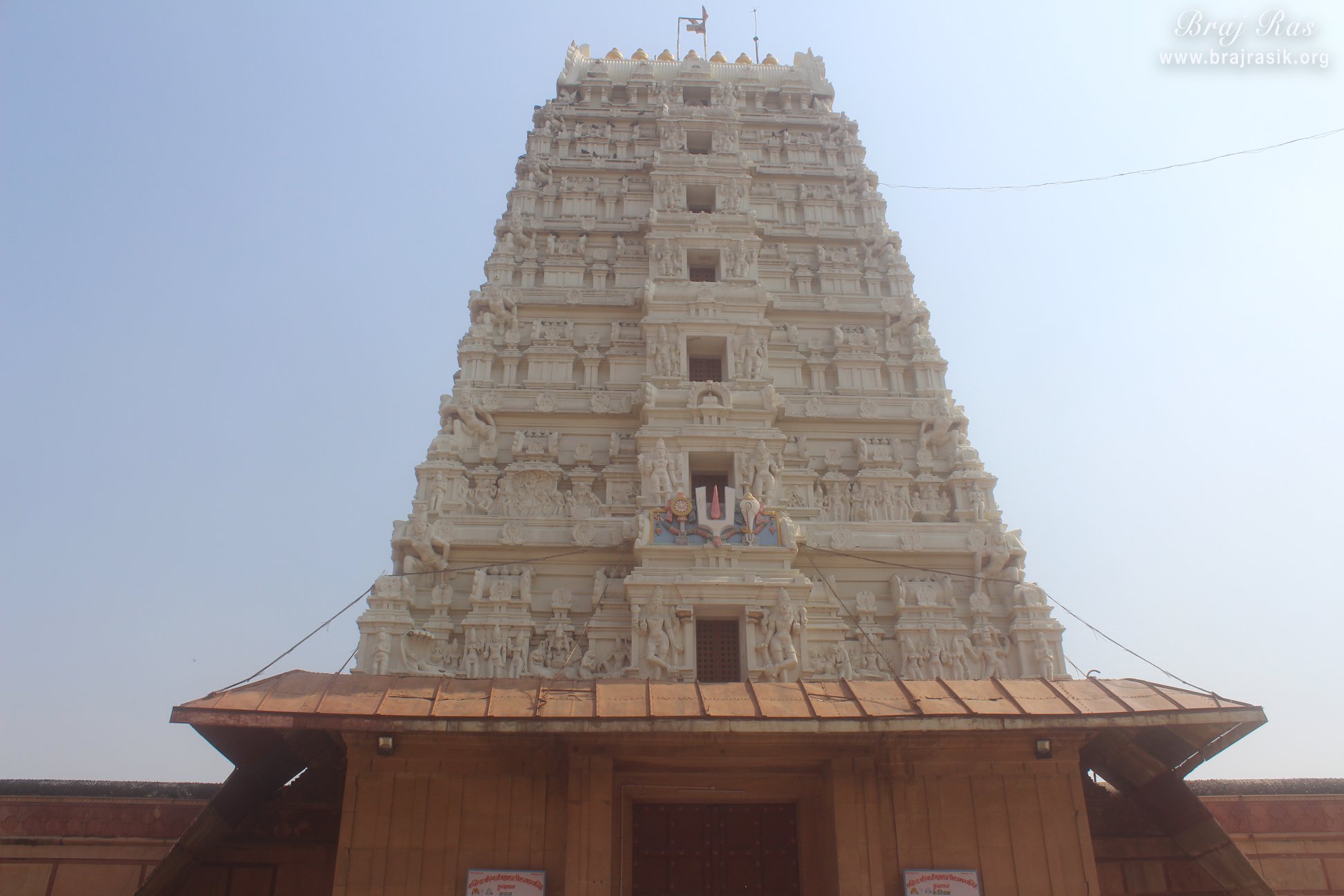 श्री रंगजी मंदिर, वृंदावन में मंदिर के प्रवेश द्वार के अंदर का निकट से दृश्य