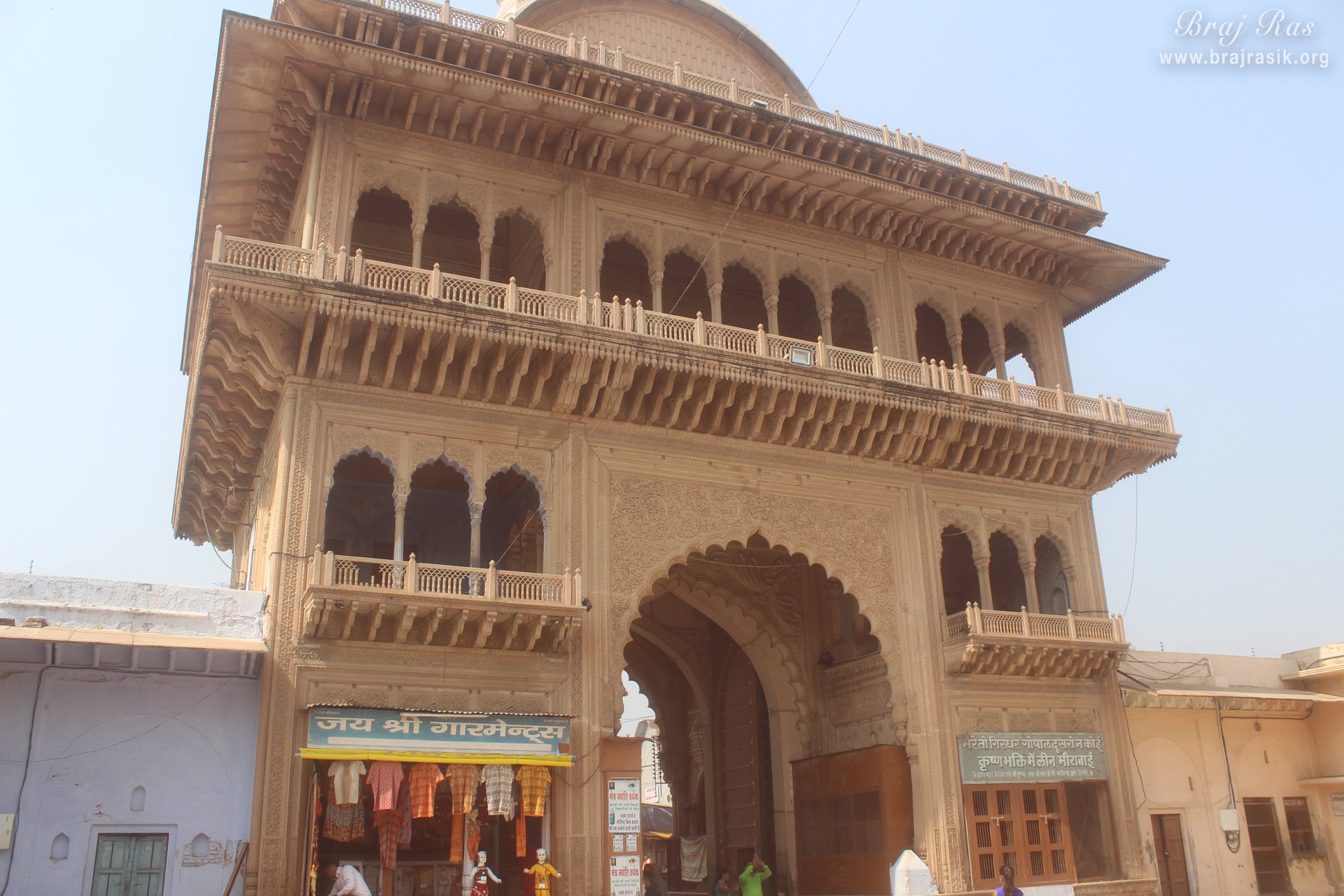 श्री रंगजी मंदिर, वृंदावन में प्रवेश द्वार का कोण से दृश्य