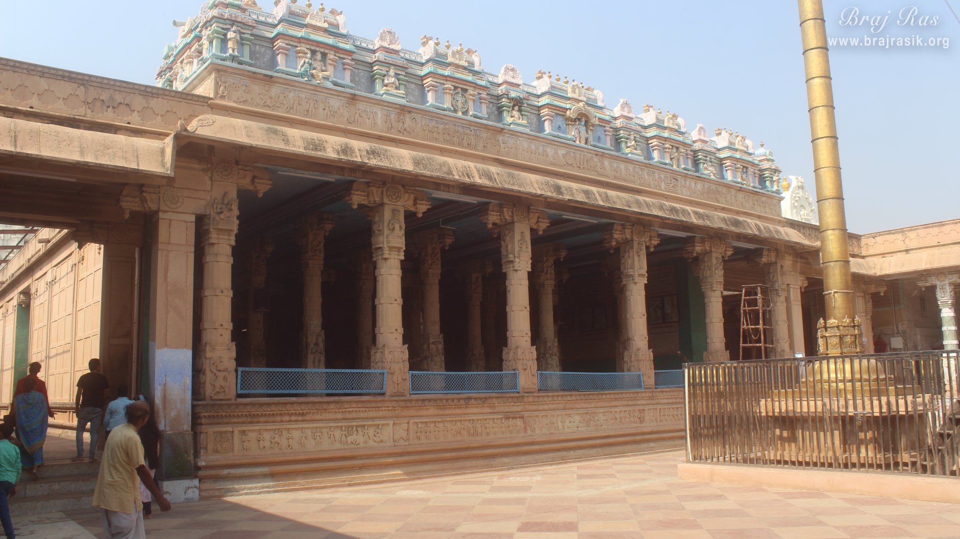 श्री रंगजी मंदिर, वृंदावन में मंदिर और गरुड़ स्तंभ का दृश्य