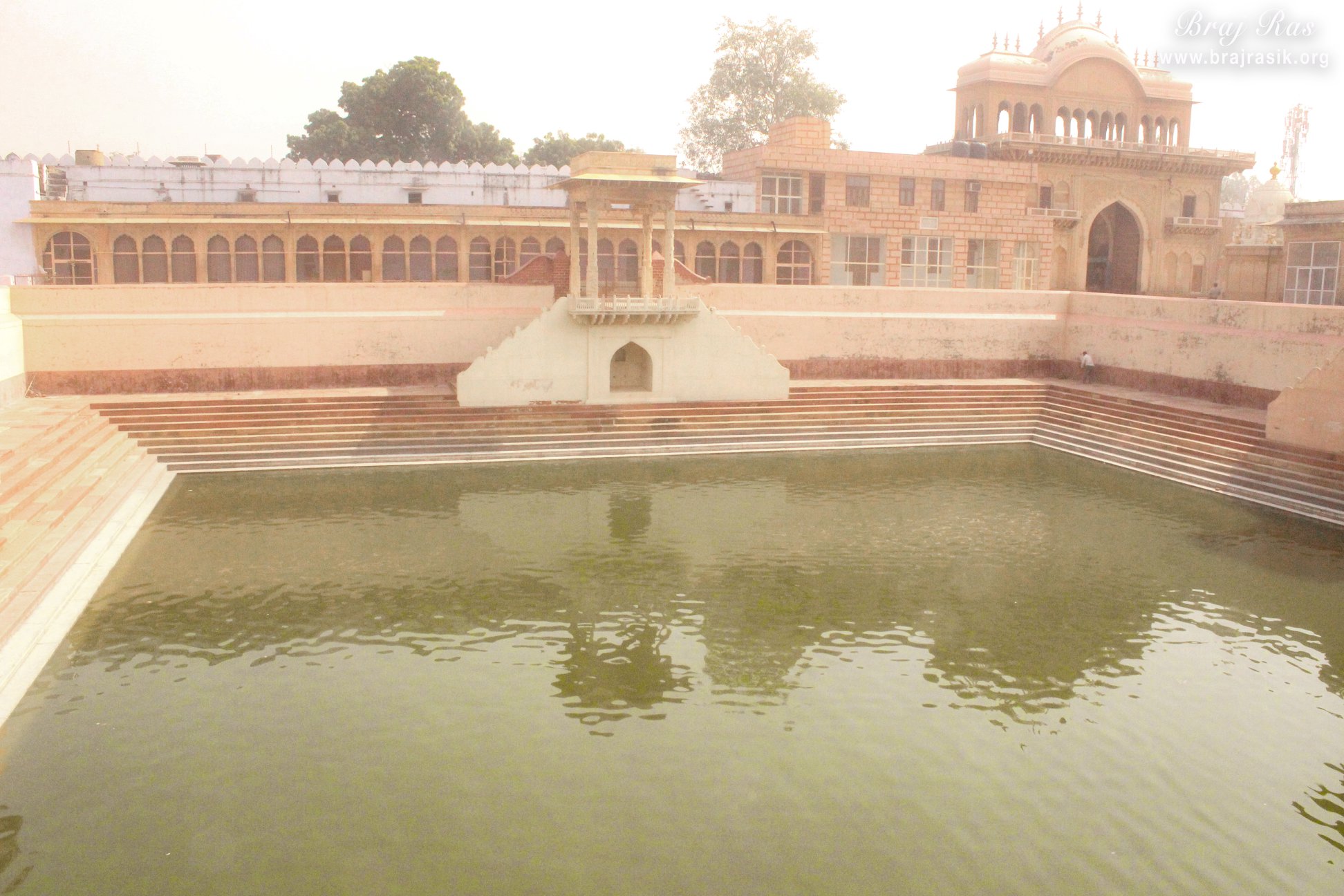 श्री रंगजी मंदिर, वृंदावन के अंदर कुंड का दृश्य
