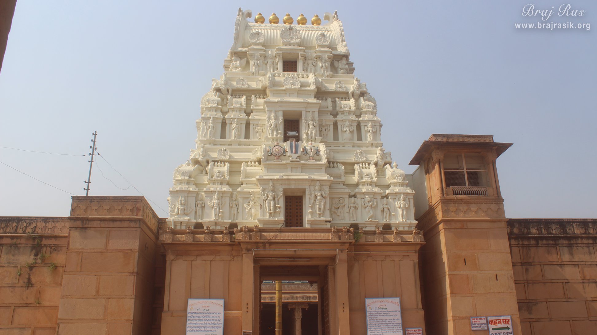 श्री रंगजी मंदिर, वृंदावन में प्राचीन मंदिर का एक सुंदर आंतरिक दृश्य