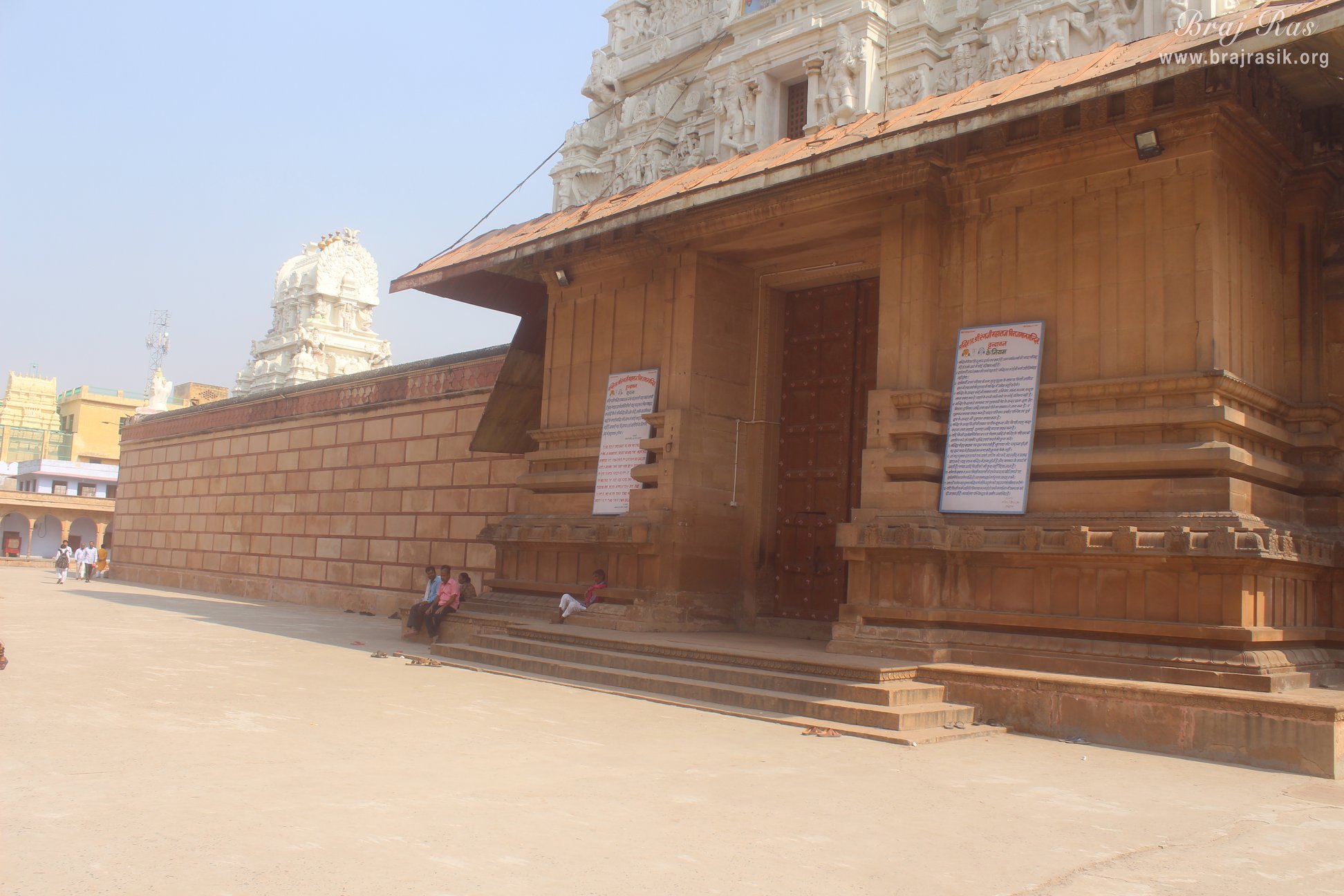 श्री रंगजी मंदिर, वृंदावन के निकट प्रवेश द्वार के अंदर मंदिर का एक कोण दृश्य 