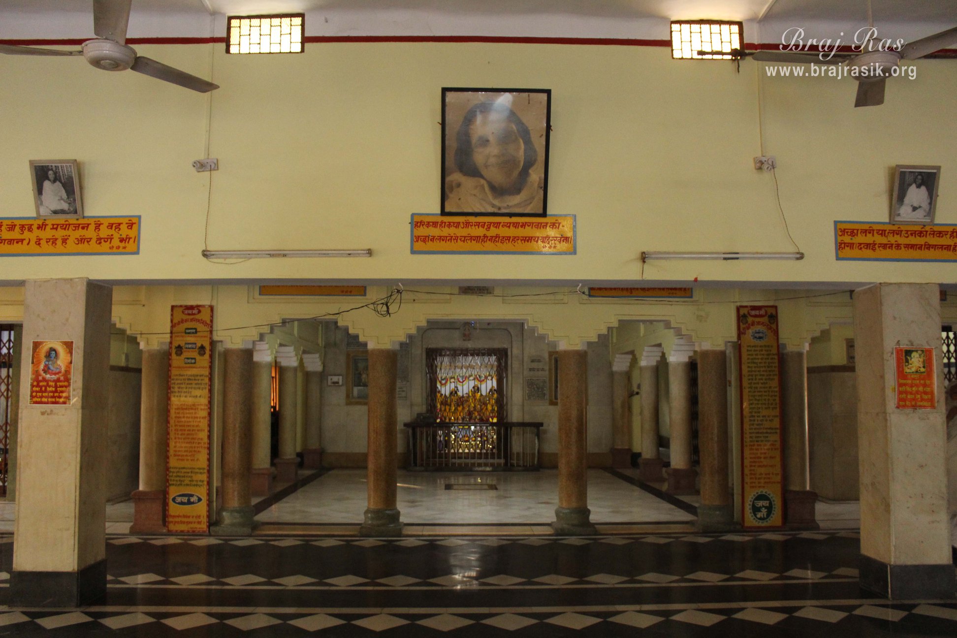 माँ आनंदमयी आश्रम, वृंदावन के अंदर श्री राधा कृष्ण मंदिर के दर्शन