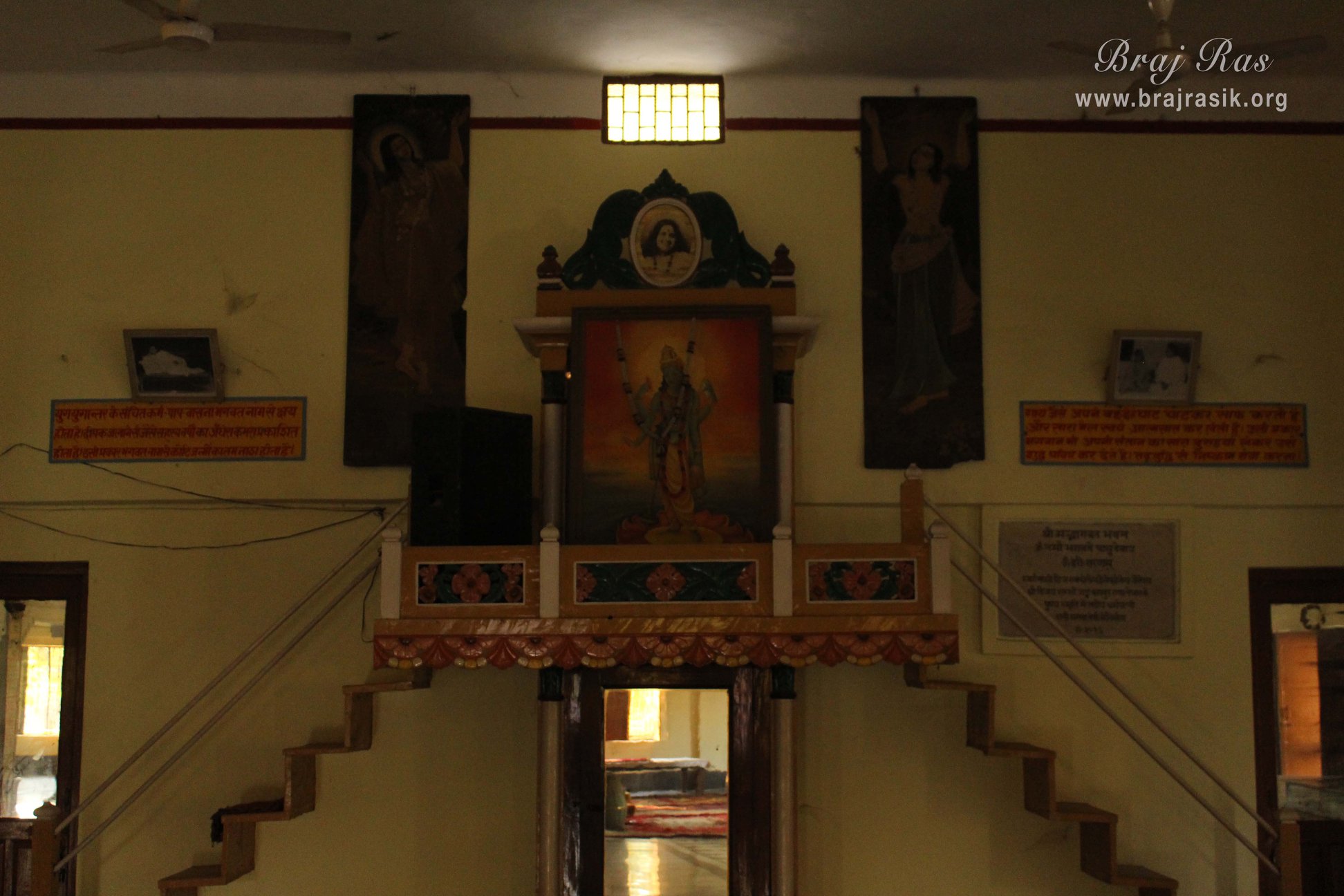 माँ आनंदमयी आश्रम, वृंदावन के अंदर श्री कृष्ण का चित्र