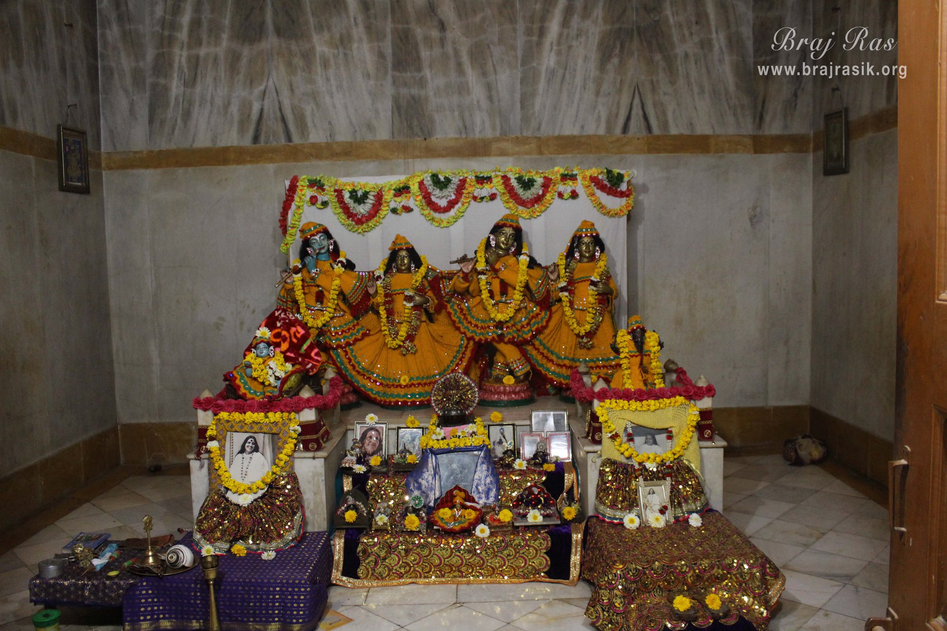 माँ आनंदमयी आश्रम, वृंदावन के अंदर श्री राधा कृष्ण के दर्शन