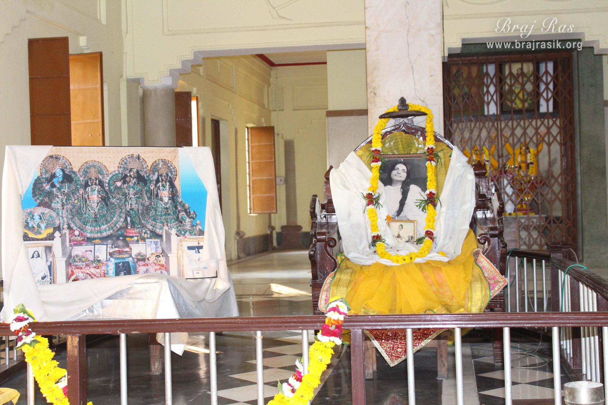 माँ आनंदमयी आश्रम, वृंदावन में माँ आनंदमयी की कुर्सी का दृश्य, जिस पर अब उनका एक चित्र विराजमान है