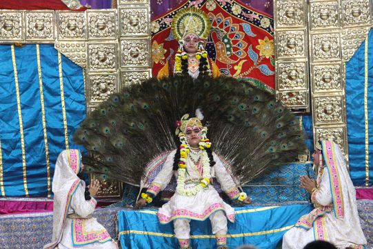 Darshan of Shri Krishna in the form of Mor Bihari at Raas Leela Moments, Vrindavan