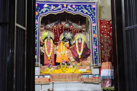 Darshan of Shri Radha Krishna at Shri Chaitanya Gaudiya Math, Vrindavan