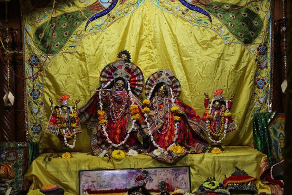 Close darshan of Shri Radha Nayananand Ji at Surma Kunj, Vrindavan