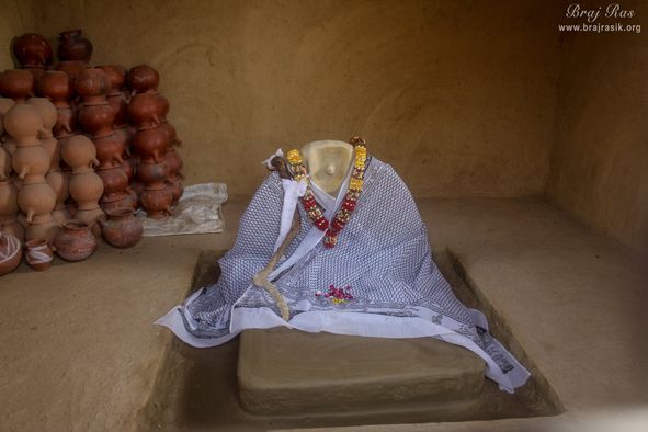 Darshan of Shri Ashudir Dev Ji's Samadhi at Nidhivan, Vrindavan