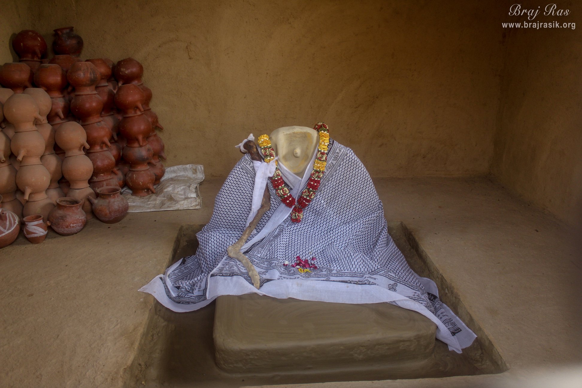 Darshan of Shri Ashudir Dev Ji's Samadhi at Nidhivan, Vrindavan