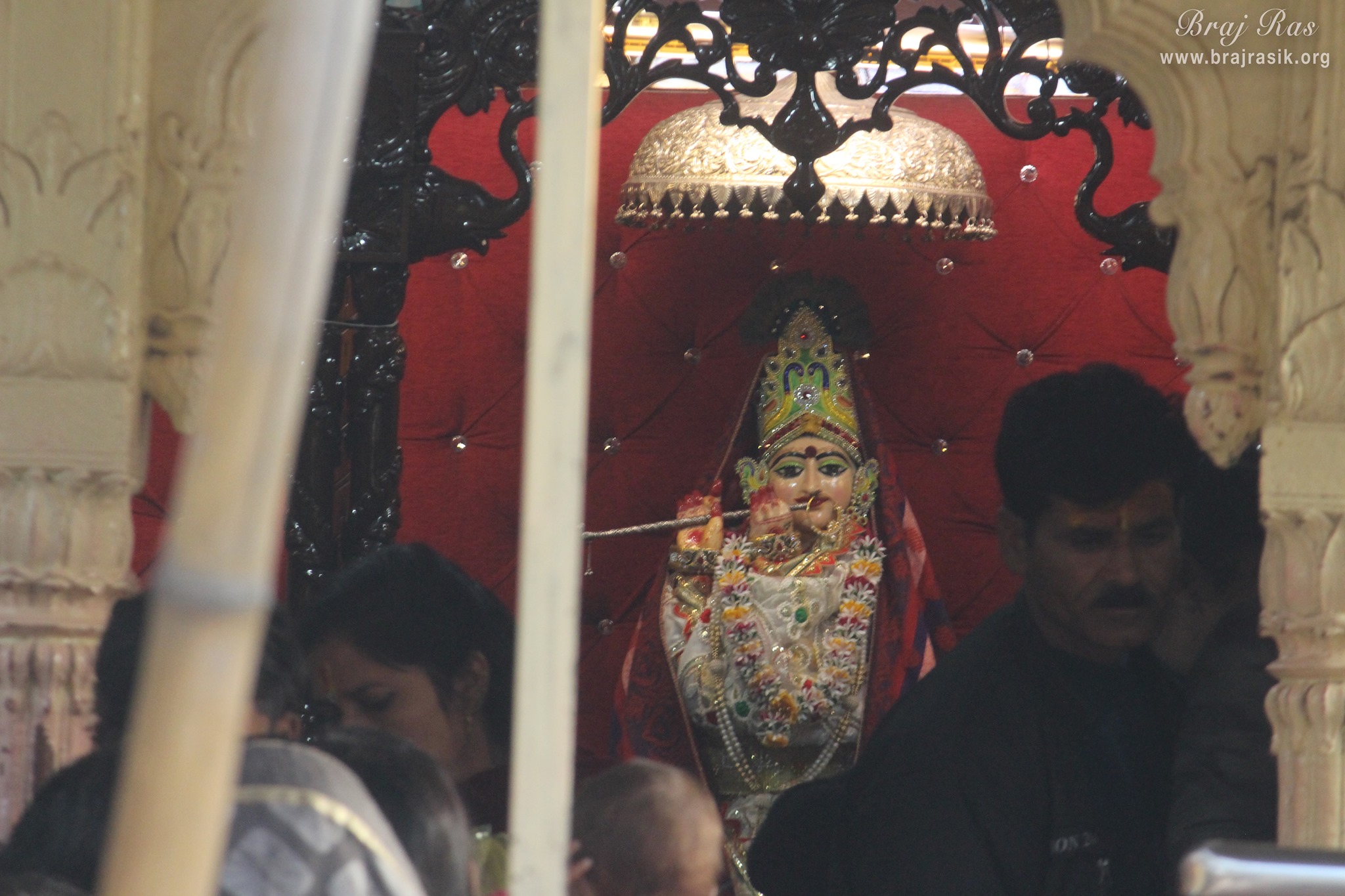 बंशीचोरी या बंशीचोरी राधारानी दर्शन। यह विश्व का एक मात्र दर्शन है जहाँ श्री राधारानी श्री कृष्ण से चुराकर बांसुरी धारण कर बजा रही हैं। यह दर्शन केवल निधिवन में उपलब्ध है और कहीं नहीं।