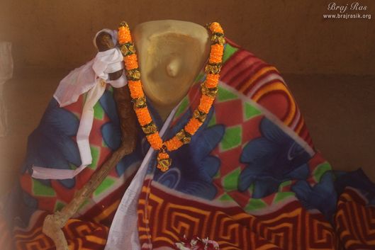 Beautiful Darshan of Samadhi of Shri Ashudhir Ji, the father of Shri Swami Haridas at Nidhivan, Vrindavan.