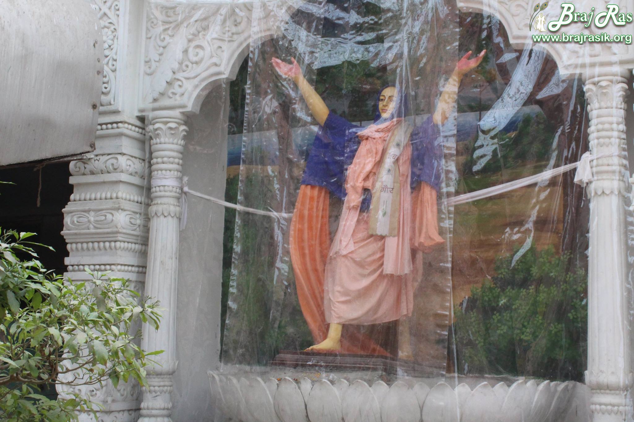 Darshan of Shri Chaitanya Mahaprabhu at Imlitala, Vrindavan.