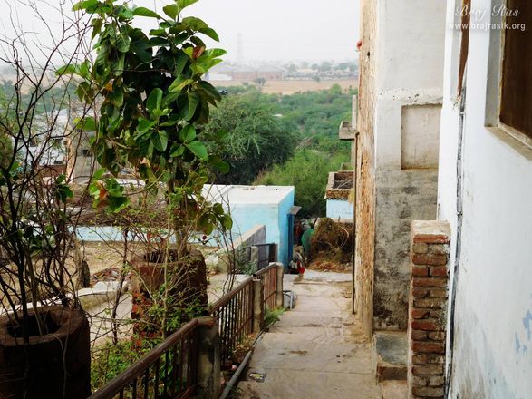 रसिक संत श्री नागरीदास जी की भजन कुटीर से बरसाना का दृश्य।