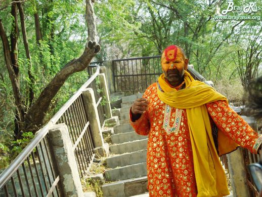 रसिक संत श्री नागरीदास जी की भजन कुटीर के पास एक भक्त।
