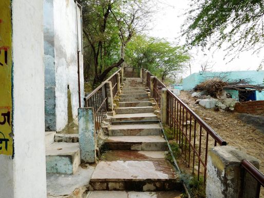 रसिक संत श्री नागरीदास जी की भजन कुटीर से मोरकुटी जाने वाली सीढ़ियाँ। कुटीर से नीचे जाते हुए यह सीढ़ी बरसाना के गहवर वन में राधा सरोवर की ओर पहुँचेंगी।