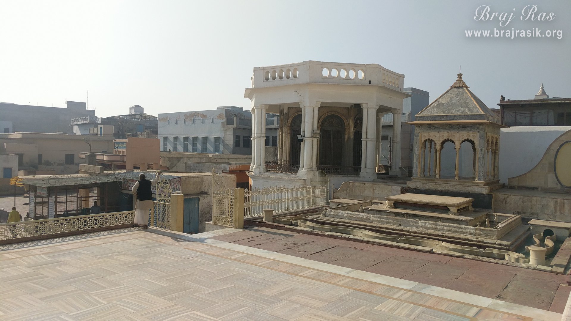 शाहजी मंदिर, वृंदावन में मंदिर के परिवेश का दृश्य